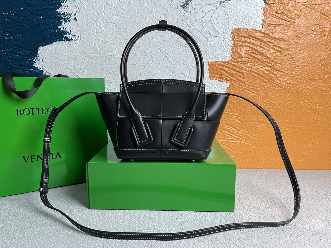 보테가베네타 Arco 인트레치아토 스몰 블랙 토트백